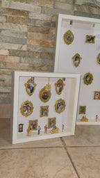 Displaying the three sizes of the mini museum of us